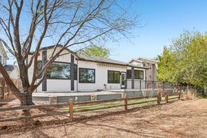 Clarendon Dr-S2304-060.jpg