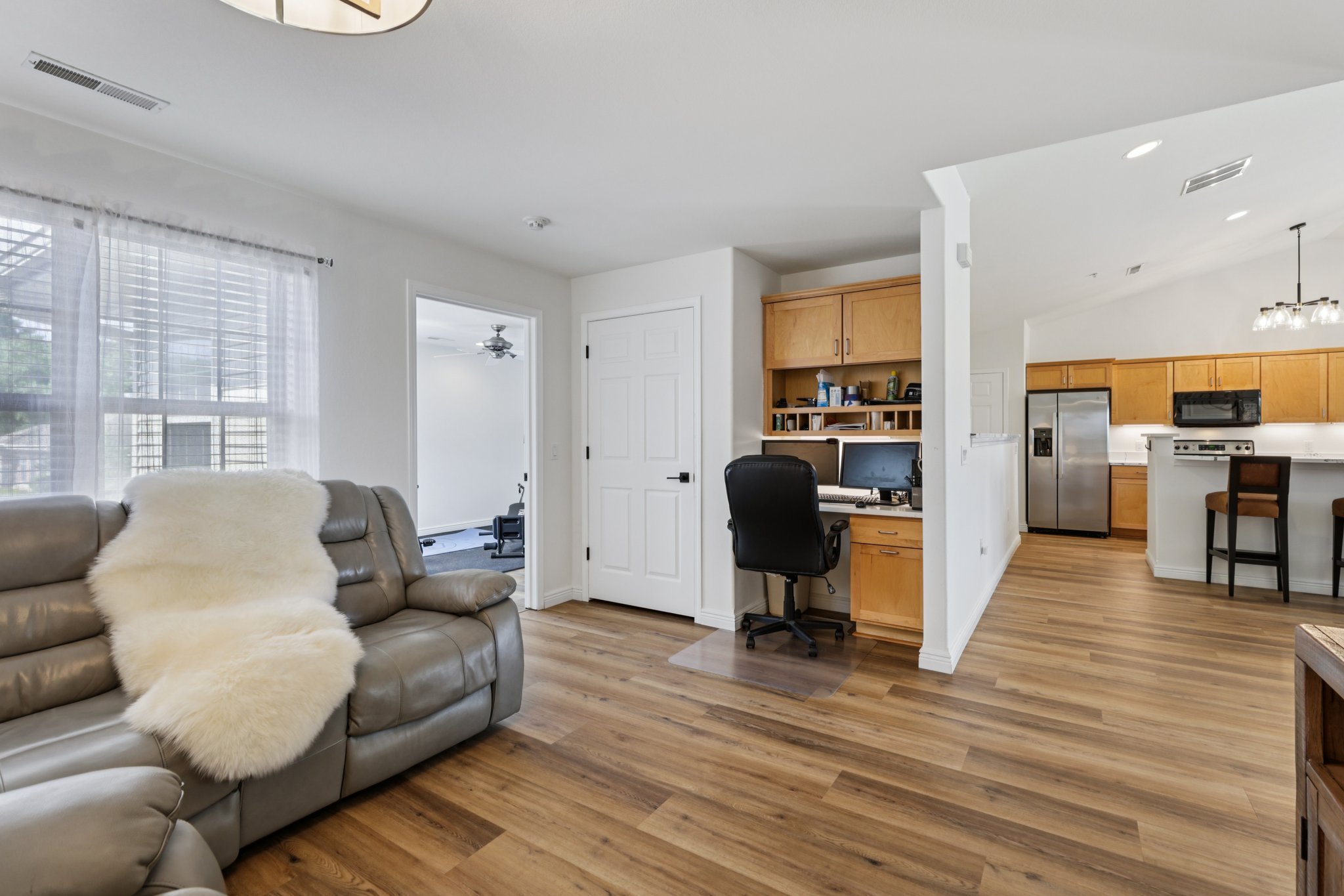 E Lake Ave 211-S2309-011.jpg