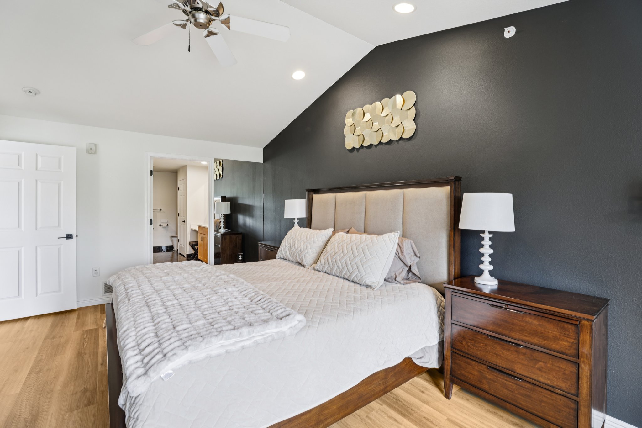 E Lake Ave 211-S2309-028.jpg