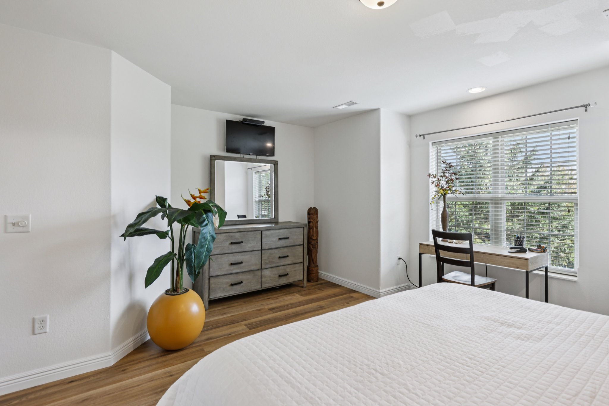 E Lake Ave 211-S2309-047.jpg