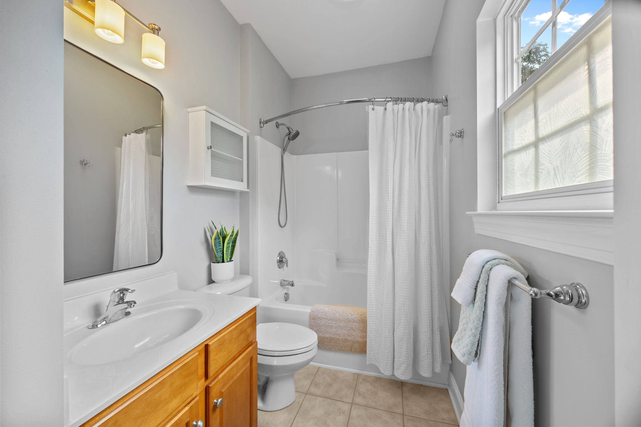 Ensuite bath at bedroom 1