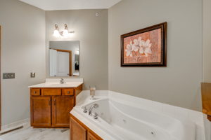 19 Ensuite bathroom