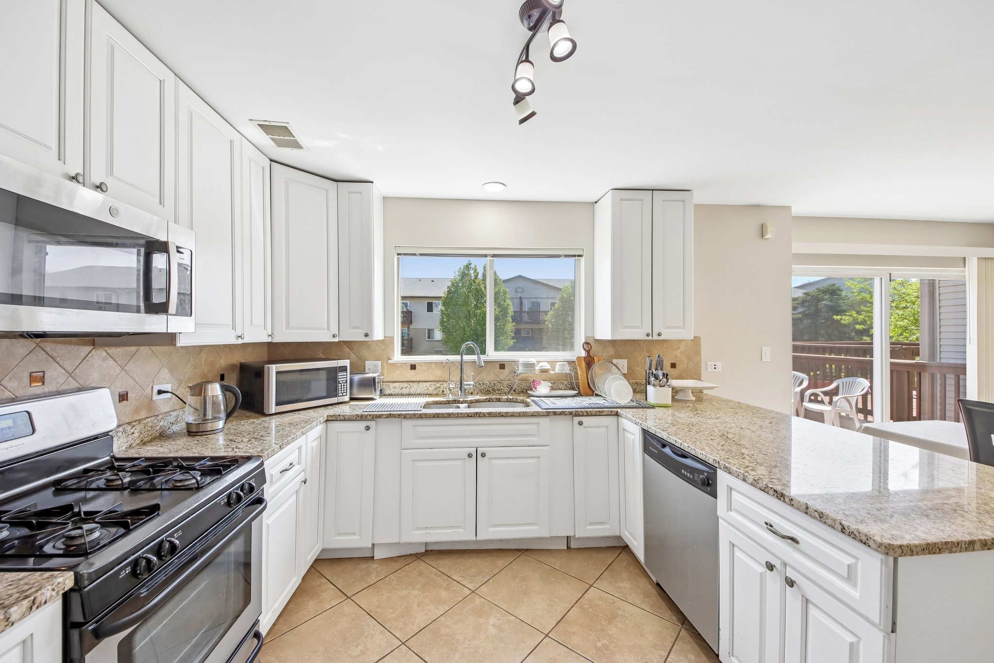 Fountainview Dr-S1605-015.jpg