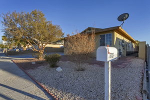 6731 Laronda Ln, Las Vegas, NV 89156, USA Photo 2