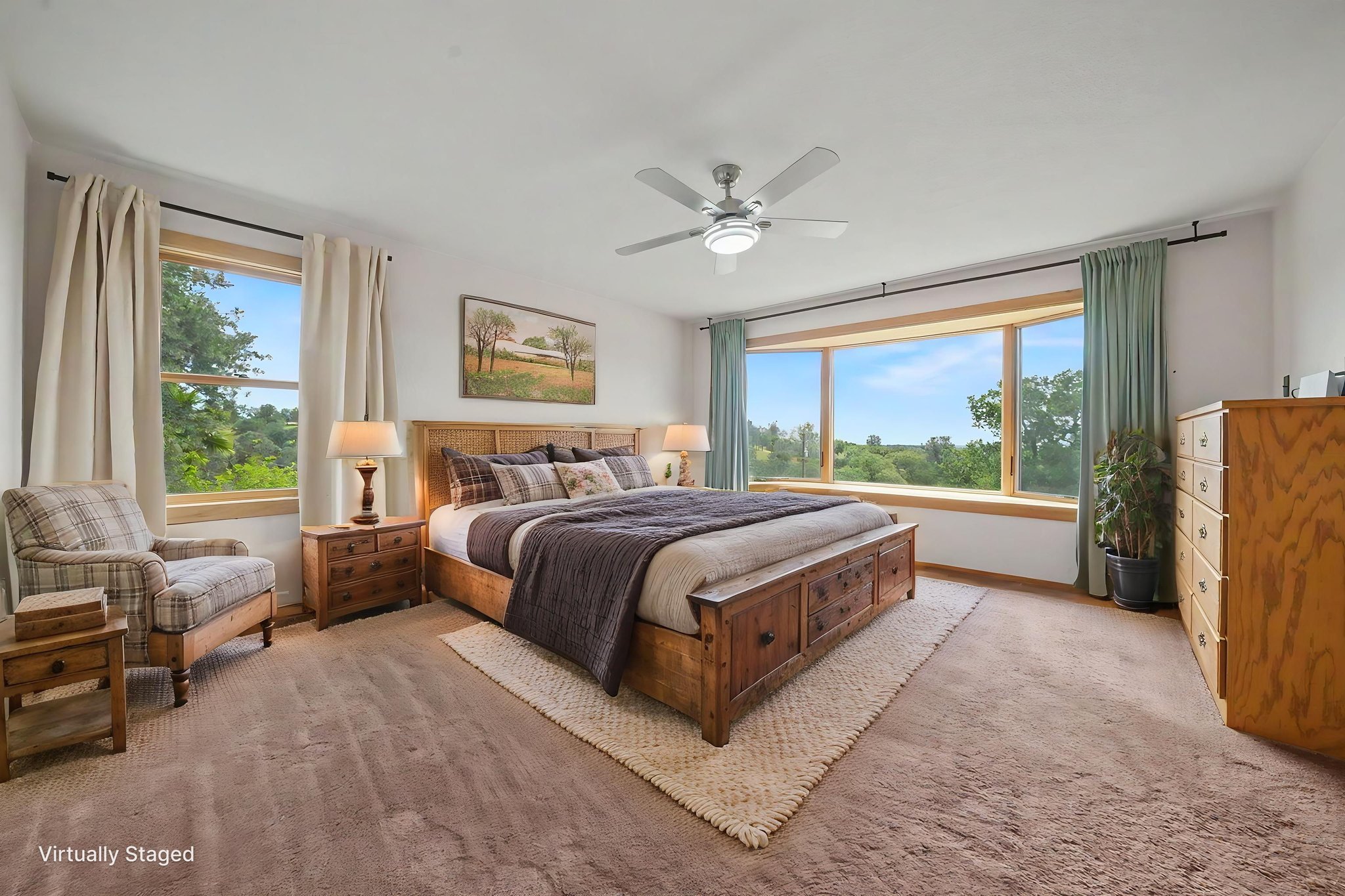 DSC03340 virtually staged.jpeg