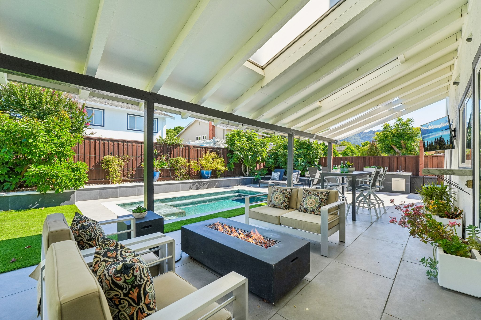 Backyard Patio Entertainment Area