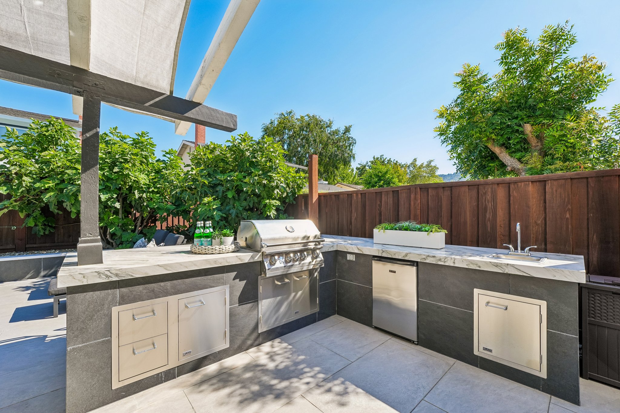 Backyard built in BBQ/ Kitchen area