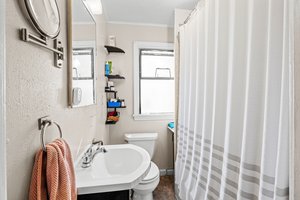 Upper: Full bath