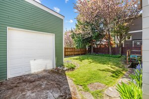 Detached 1 car garage!