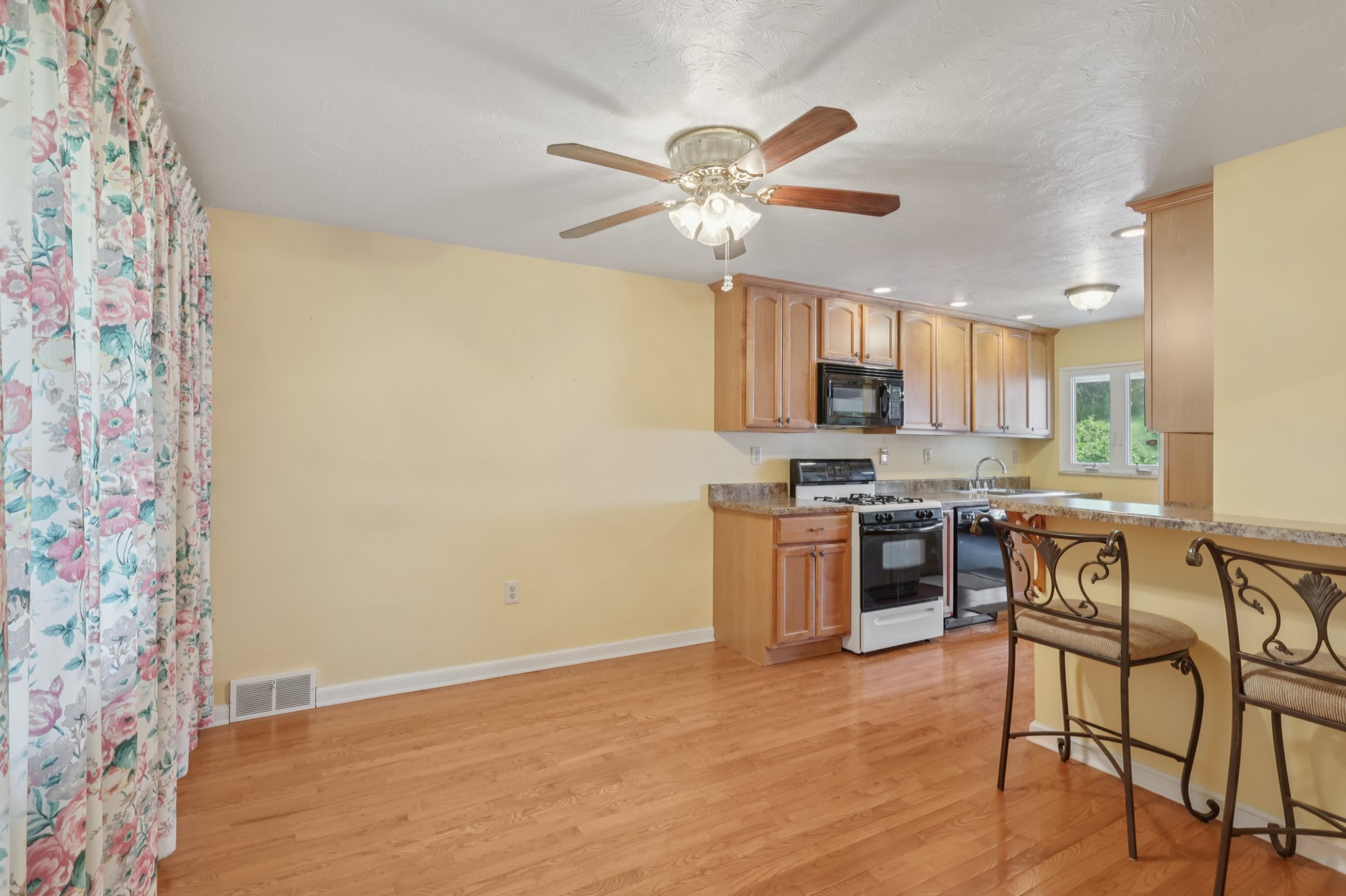 Meadow Ln-S2207-015.jpg