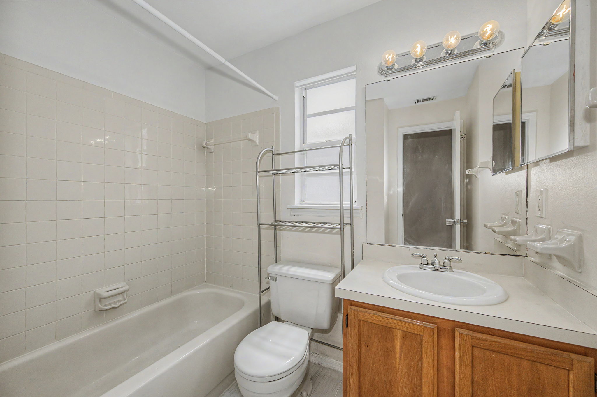 Upper Level Bathroom 2a-e