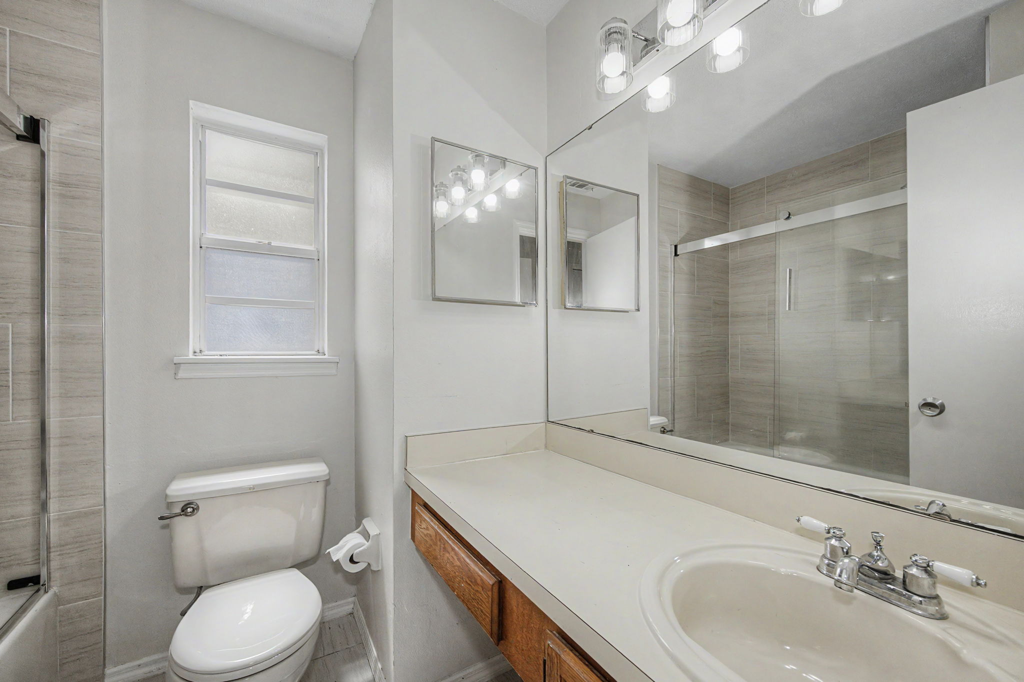 Upper Level Primary Bathroom 1a-e