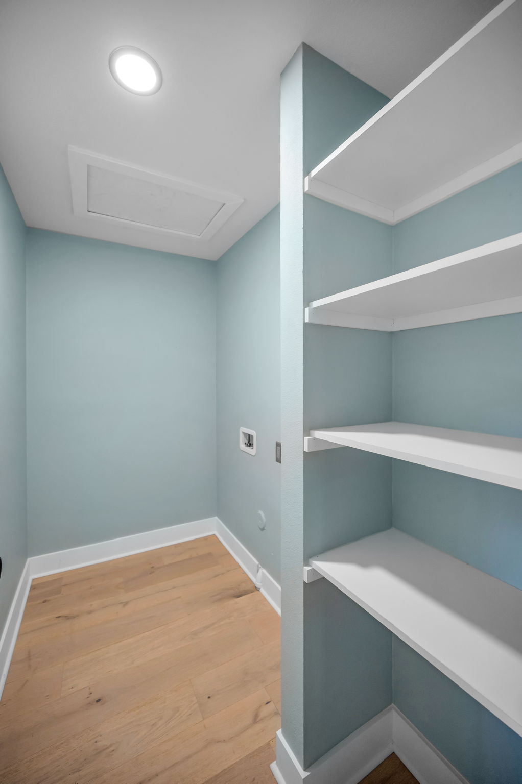 Upper Level Laundry Room1b