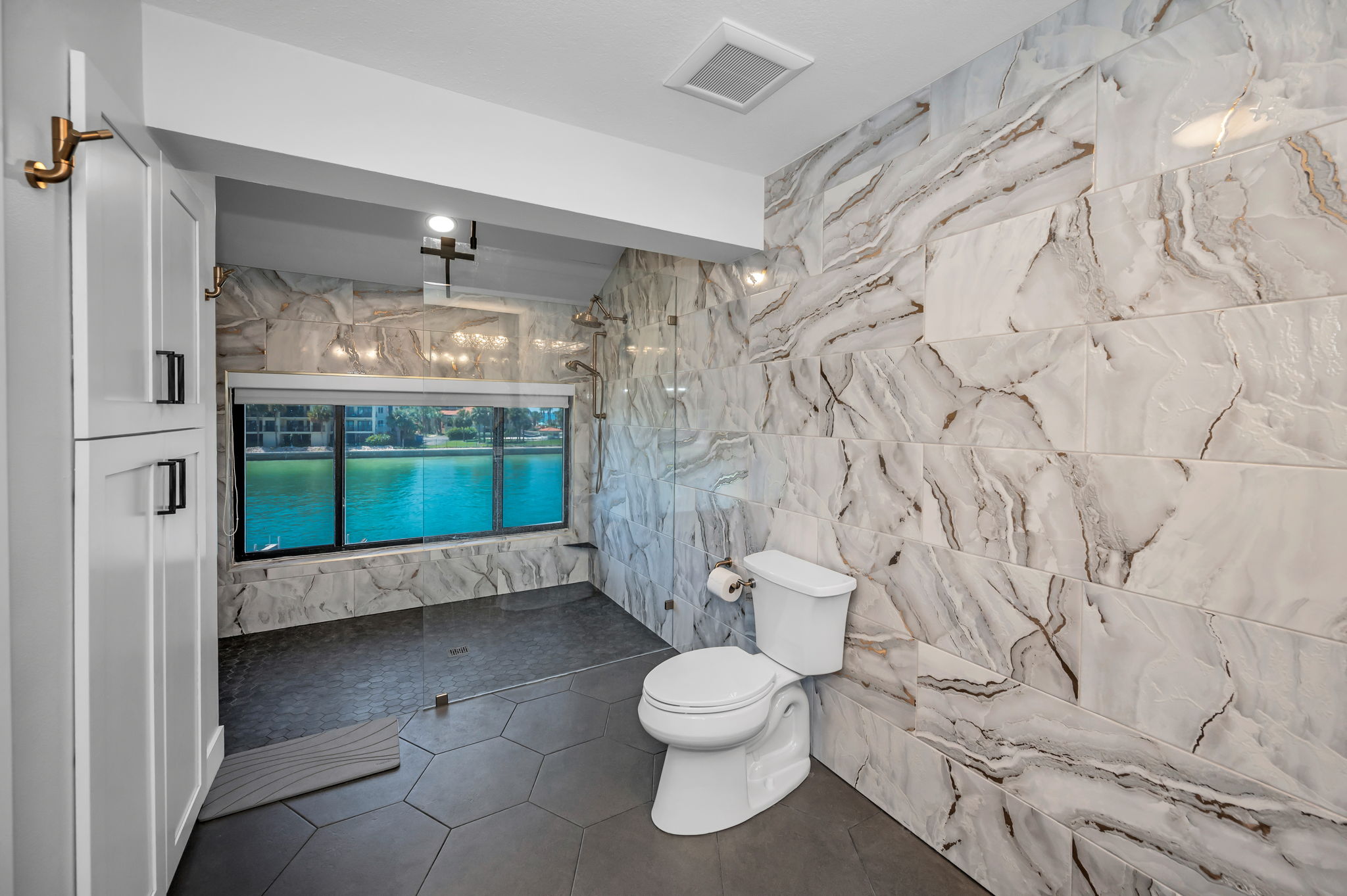 Upper Level Primary Bathroom1c