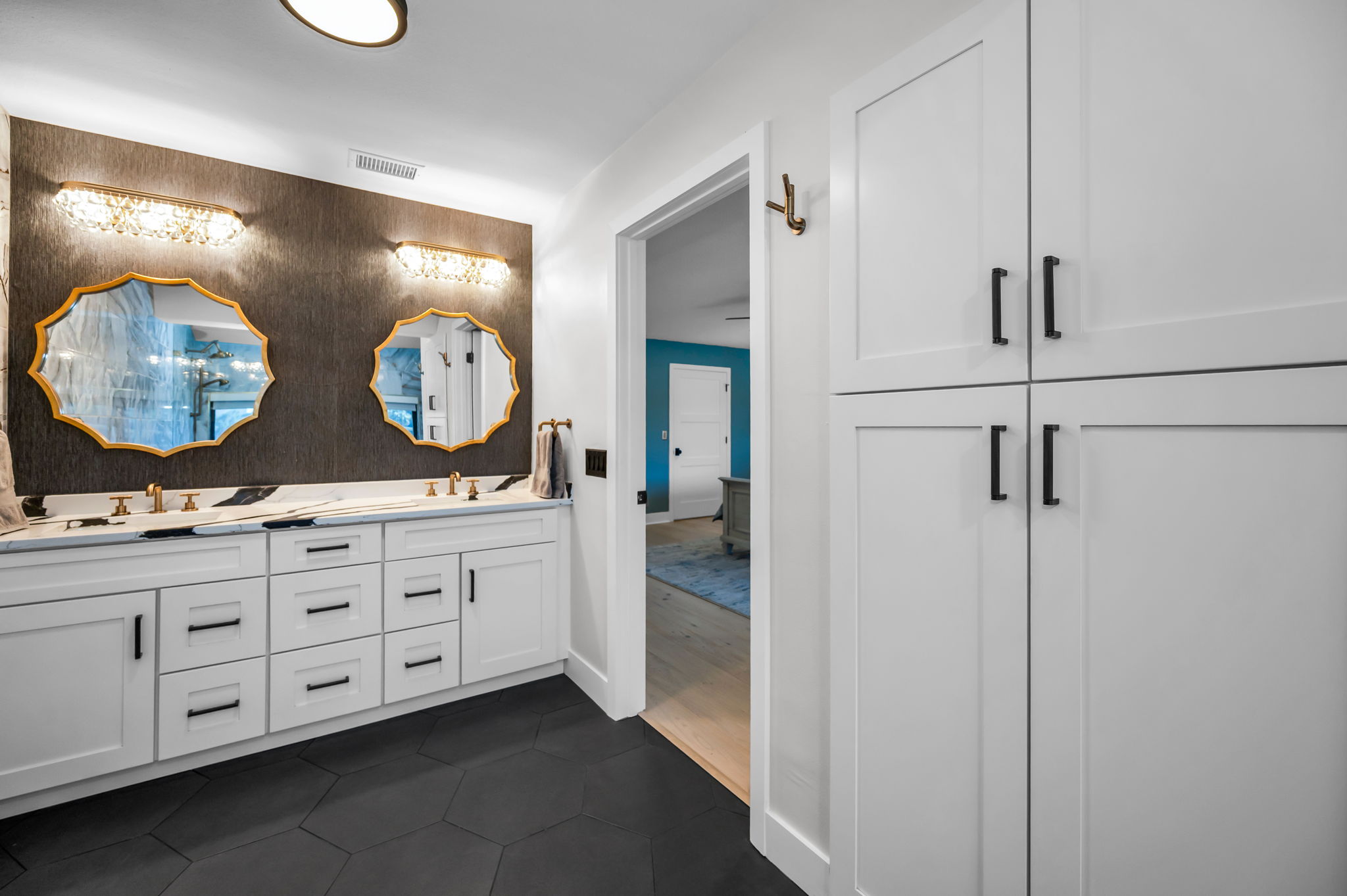 Upper Level Primary Bathroom1e