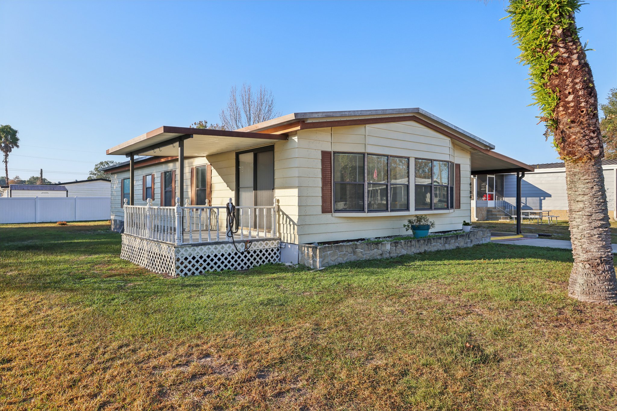 NE 5th Pl-S1511-002.jpg