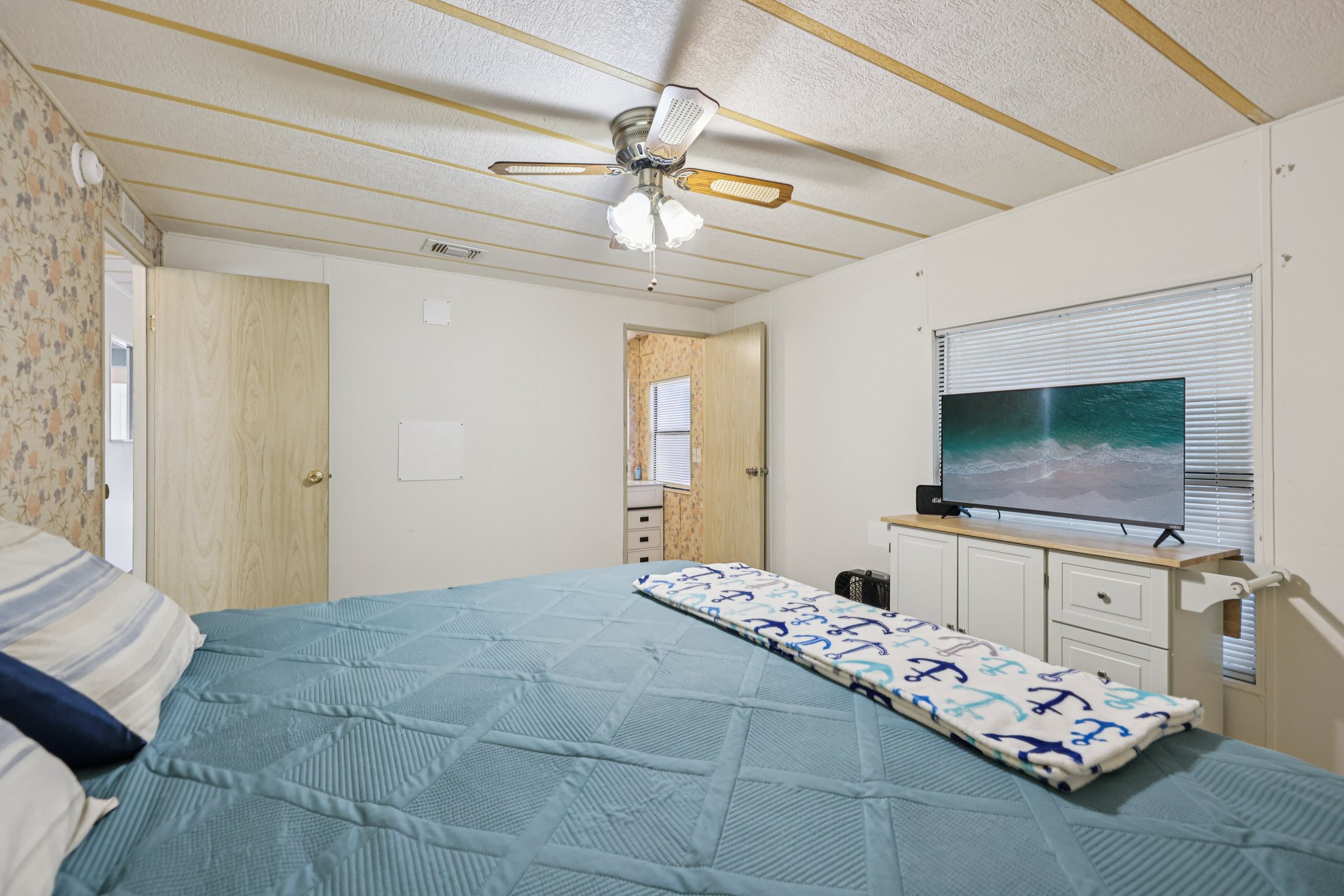 NE 5th Pl-S1511-023.jpg