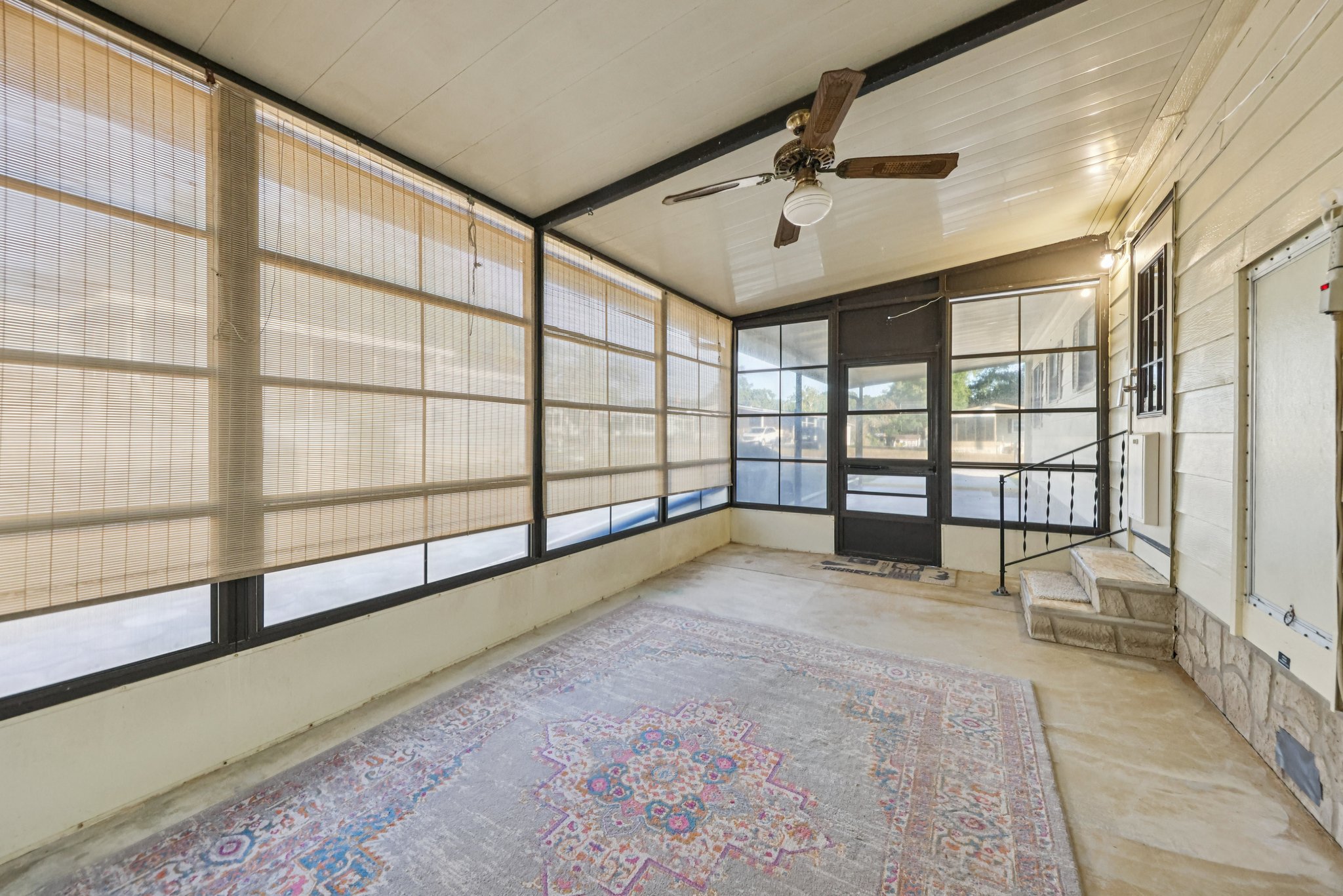 NE 5th Pl-S1511-029.jpg