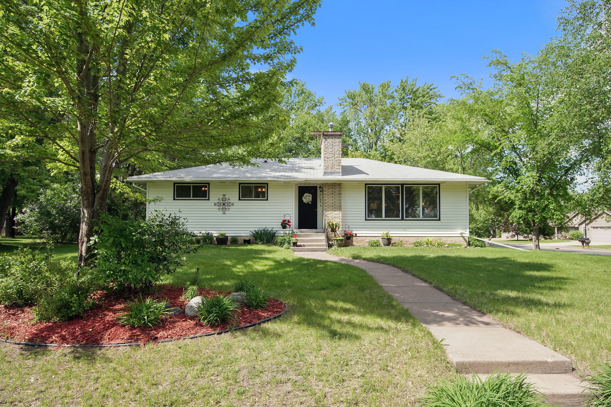 6788 Cedar St, North Branch, MN 55056 Mint Real Estate Photography