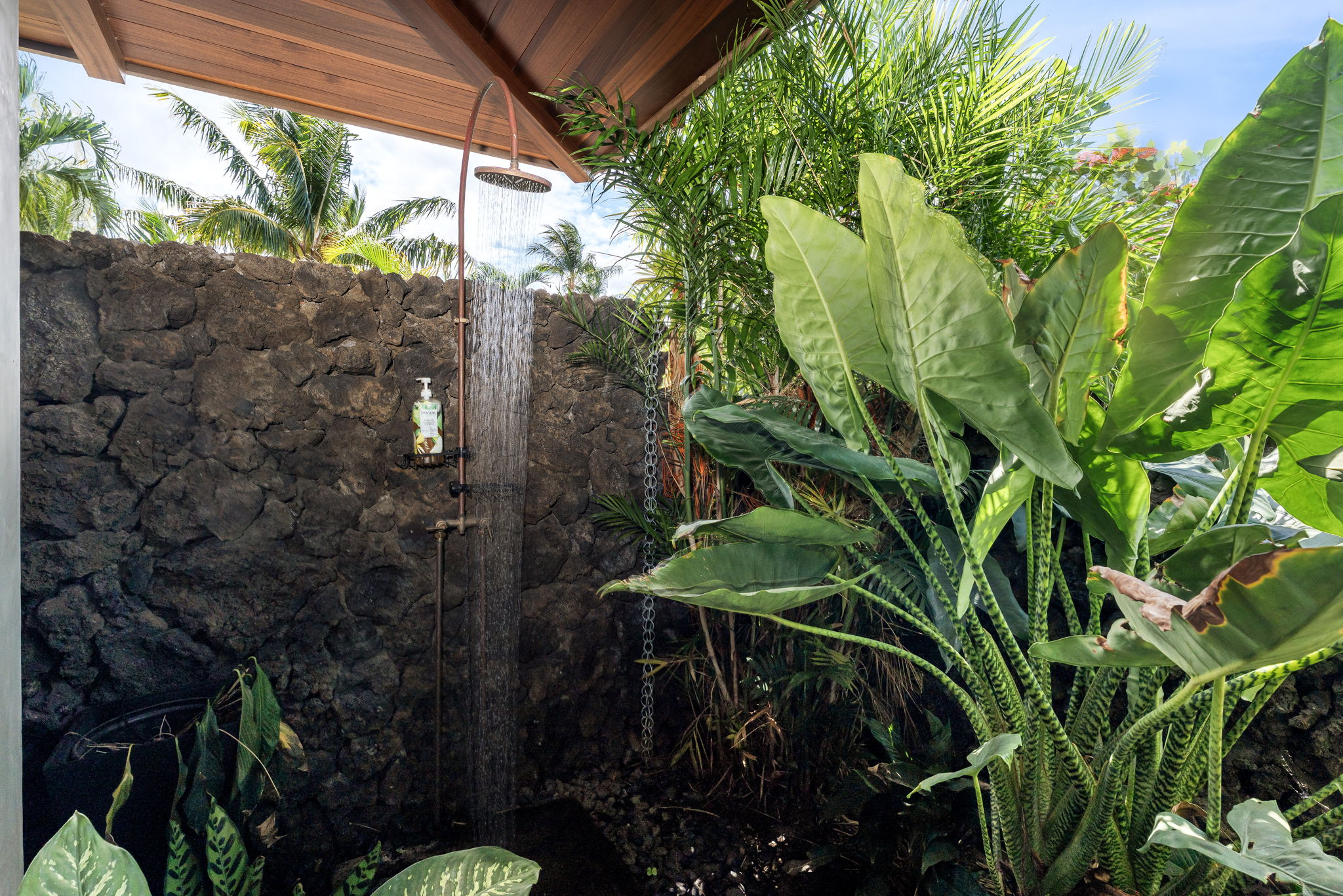 K Bedroom 2 Outdoor Shower