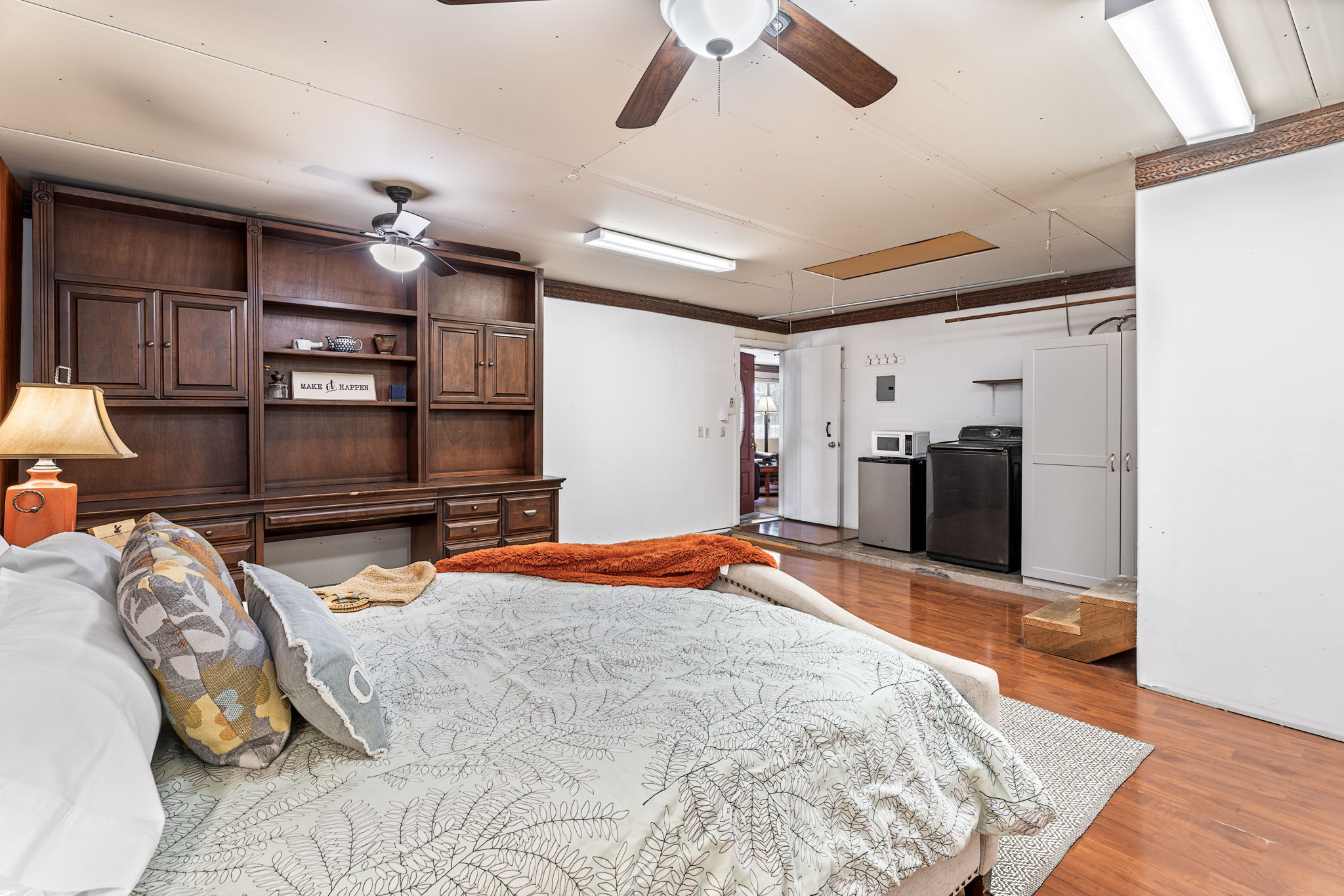 Enclosed Room c