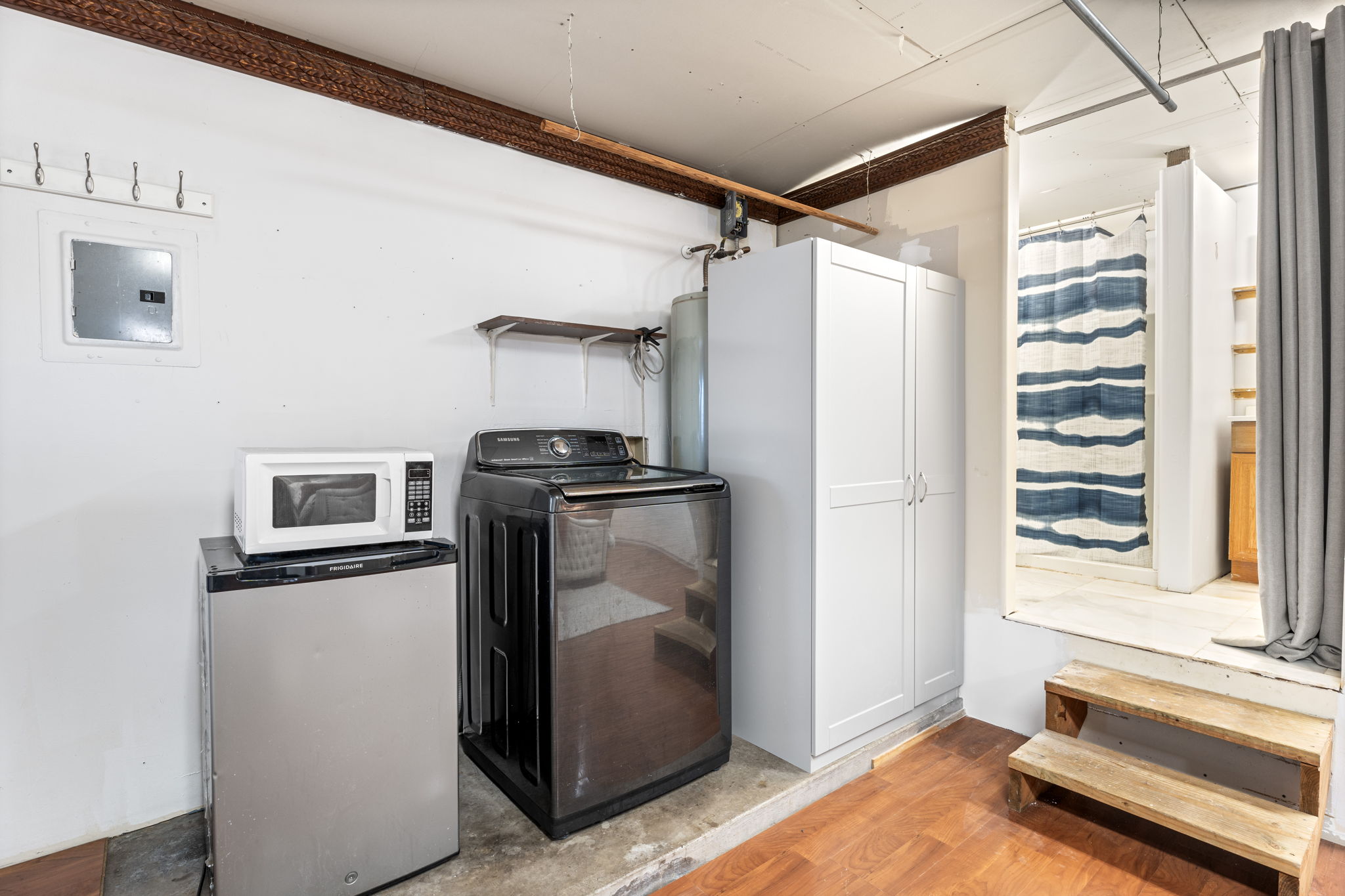 Enclosed Room d