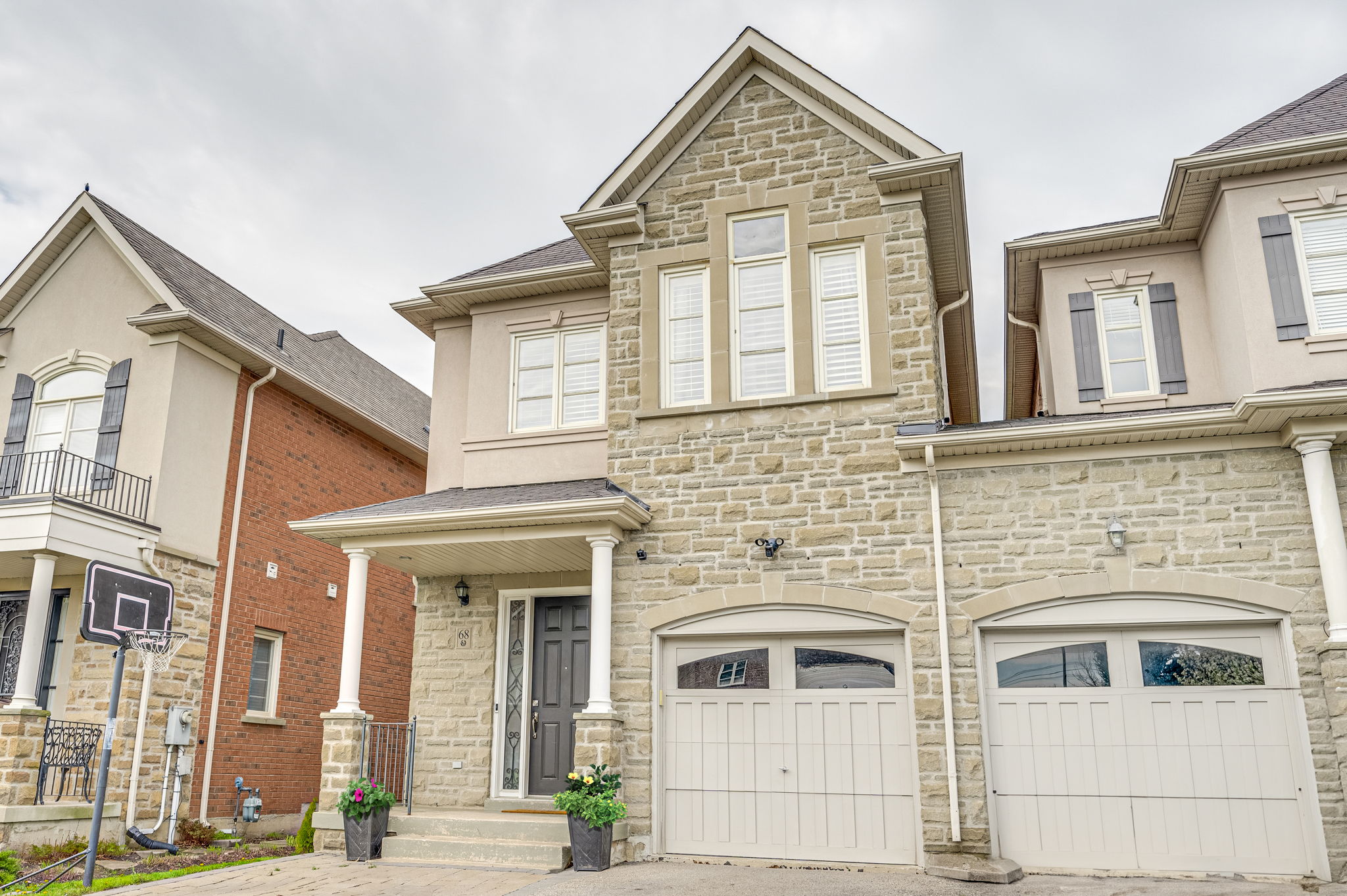 68 Mill River Dr Vaughan, ON L6A 0Z1