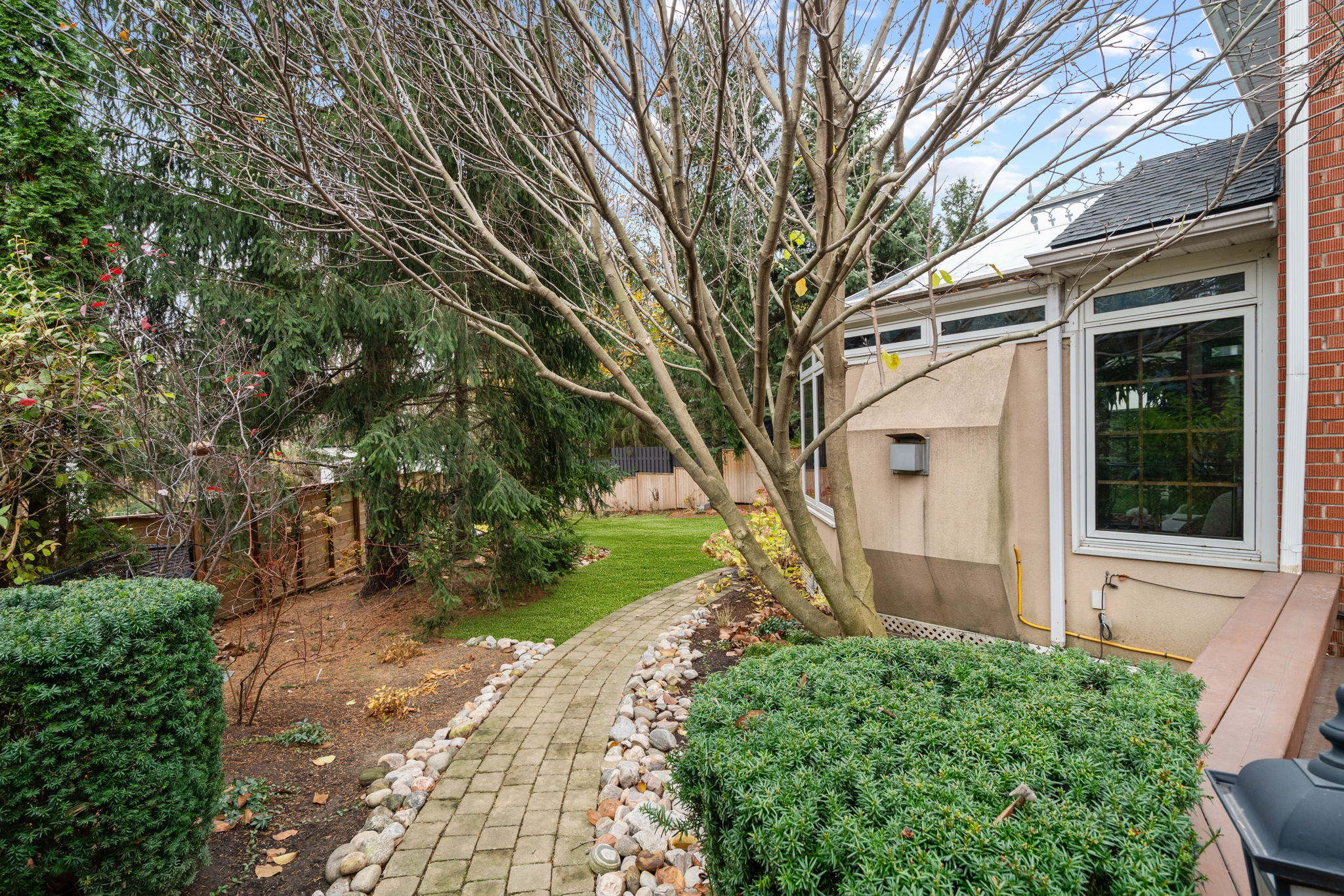 68 Montressor Dr Toronto, ON M2P 1Z4