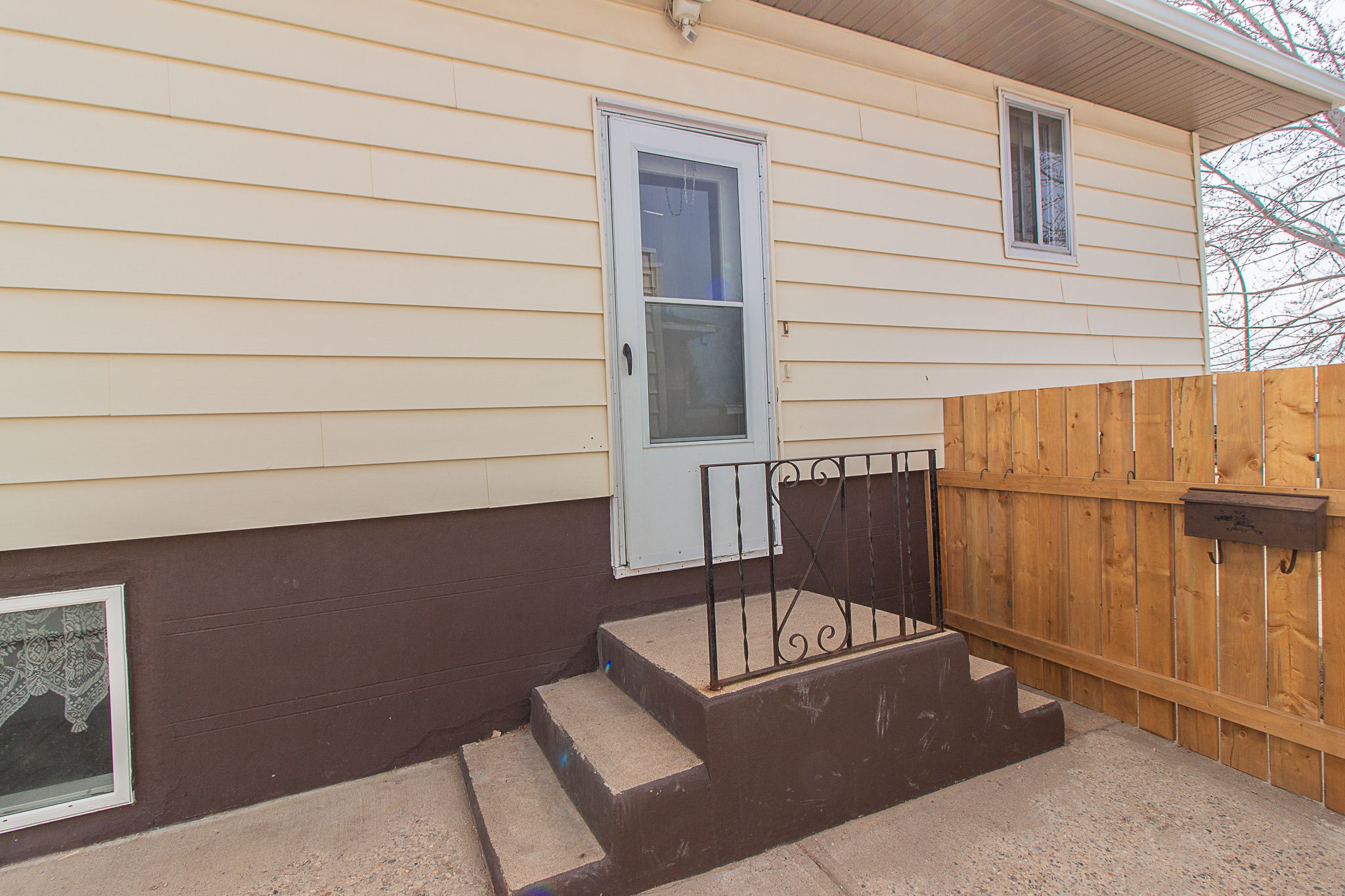  680 8 St SW, Medicine Hat, AB T1A 4M4, US Photo 32