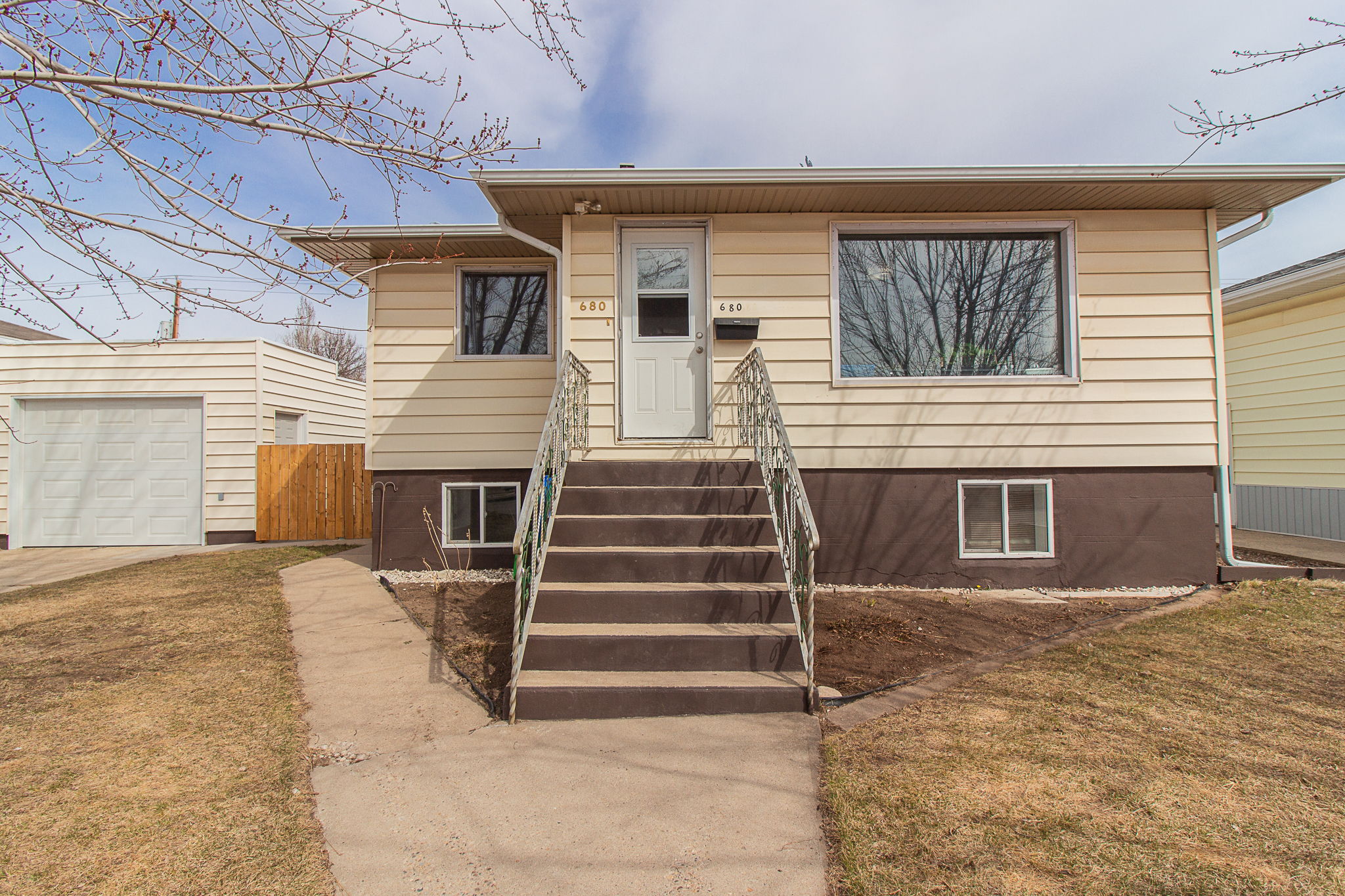  680 8 St SW, Medicine Hat, AB T1A 4M4, US Photo 3