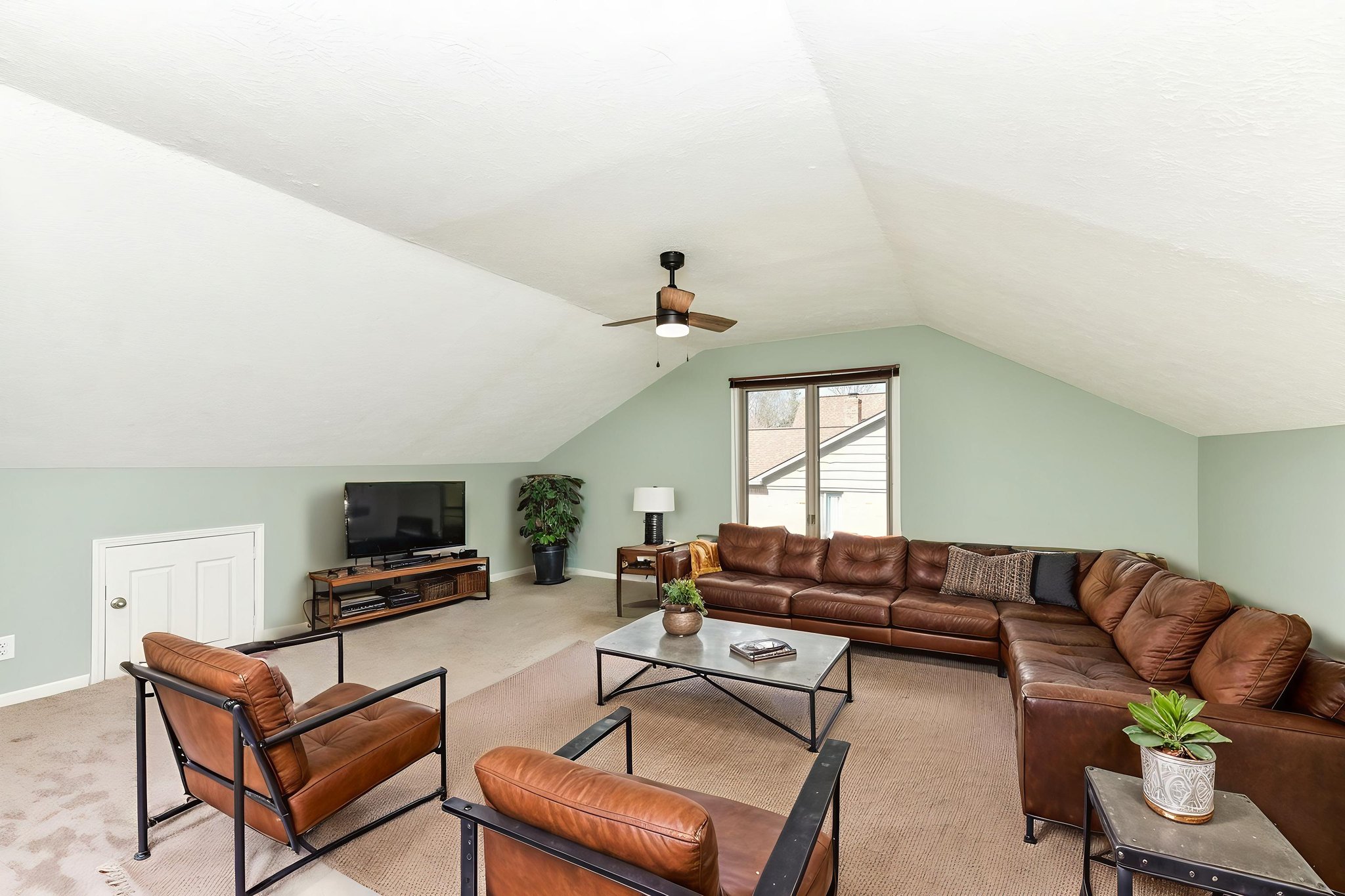 DSC_0459 virtually staged.jpeg