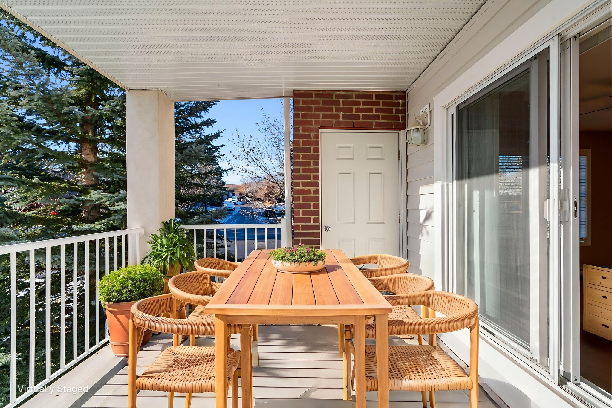 DSC07923 virtually staged.jpeg