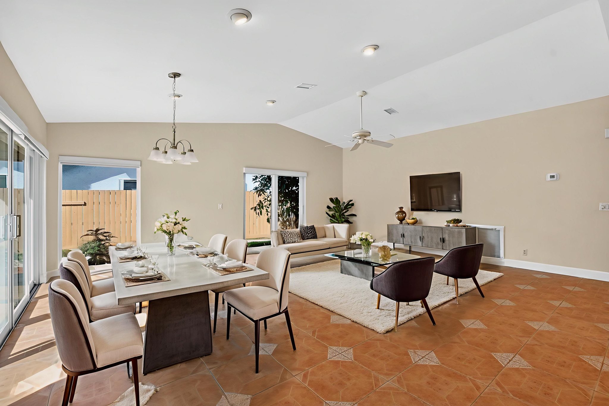 DSC_6984 virtually staged.jpeg