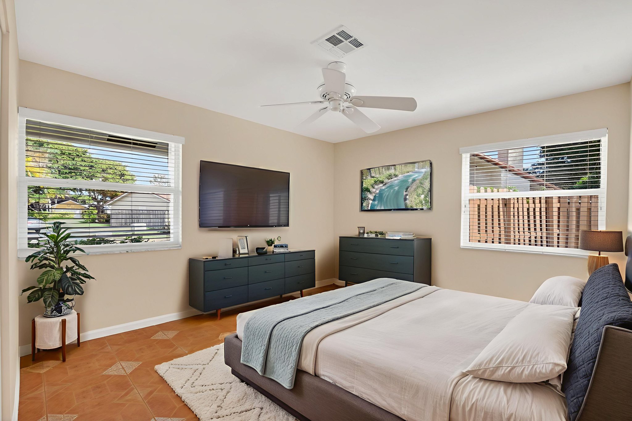 DSC_7071 virtually staged.jpeg