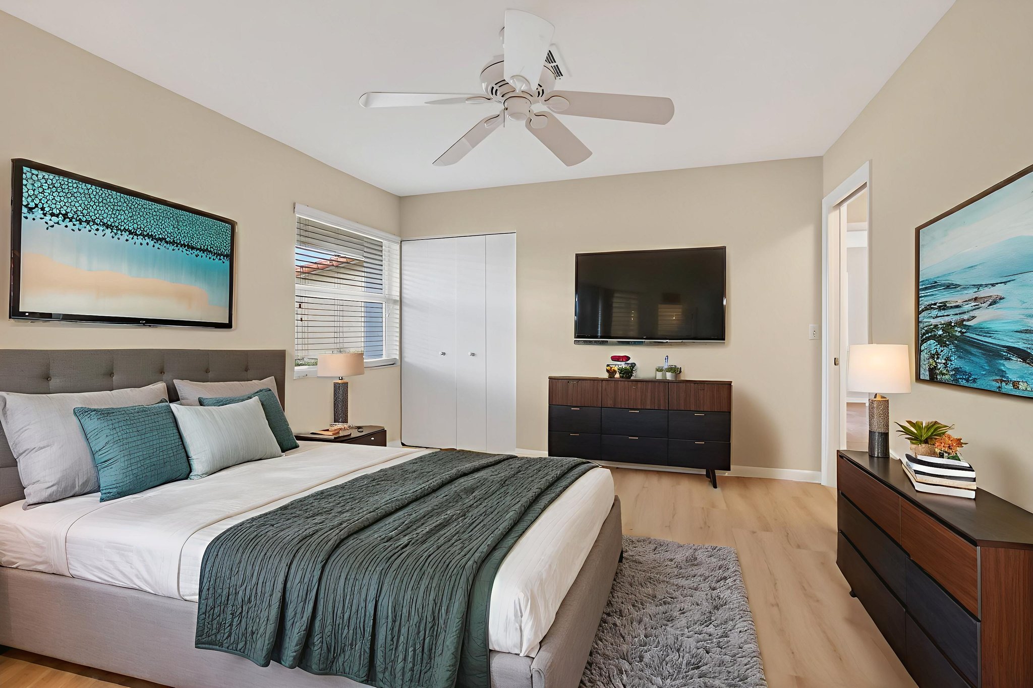 DSC_7111 virtually staged.jpeg