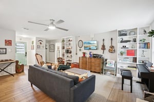 Moonmont Dr-S0107-010.jpg