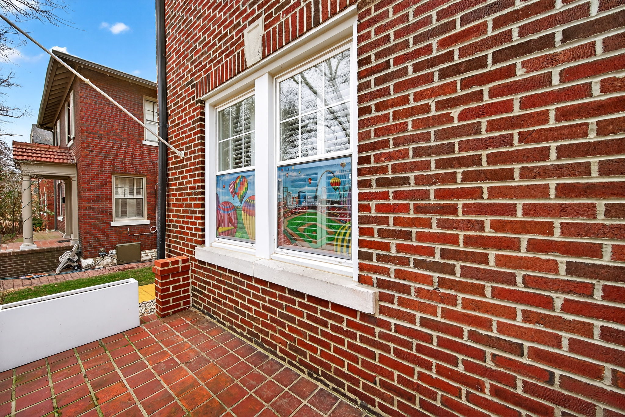 The homeowner also commissioned an artist to hand-paint St. Louis scenes on the front screens of the Forest Park Great Balloon Race and the Cardinals.