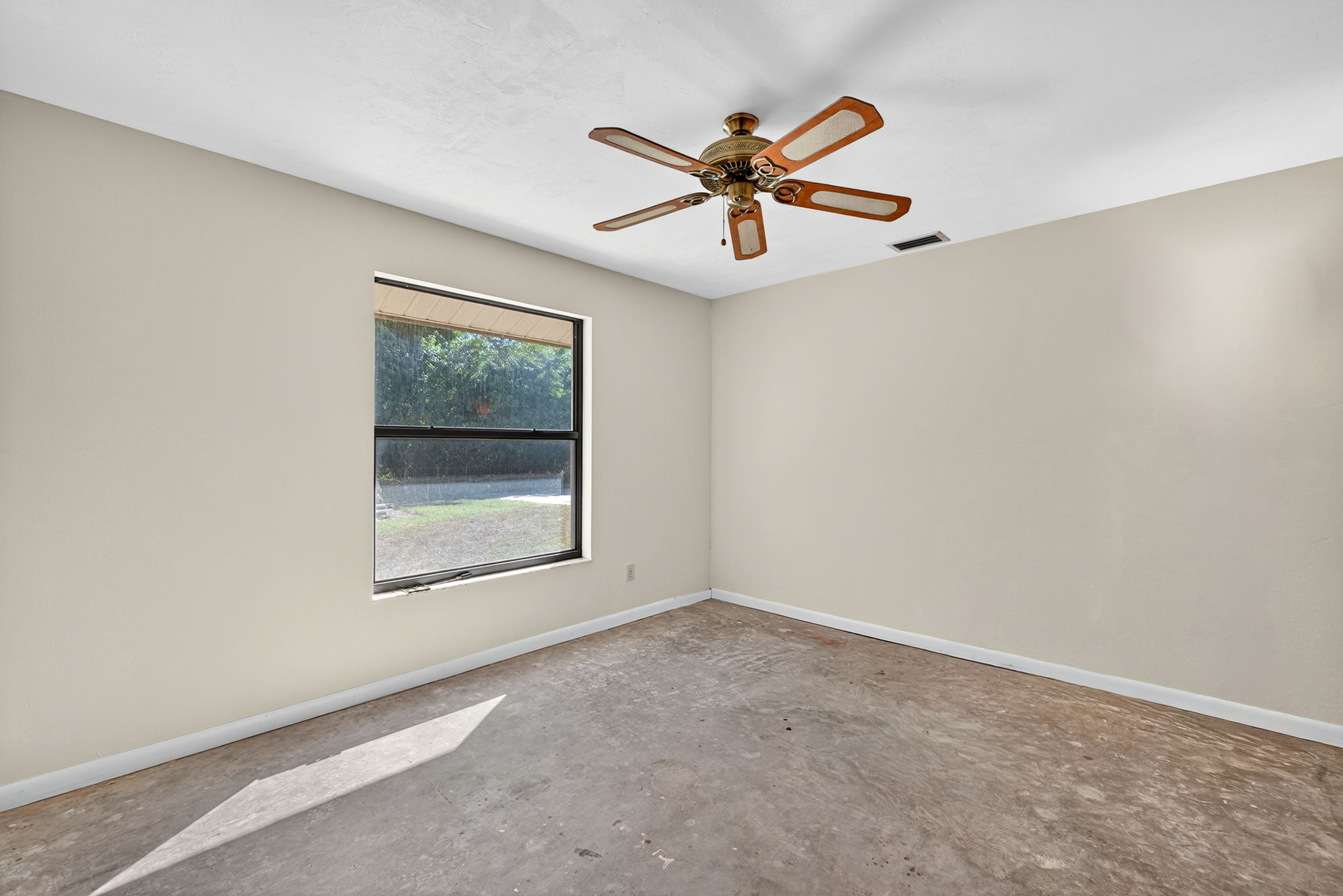 Guest Bedroom 2 - 3 of 3 - r