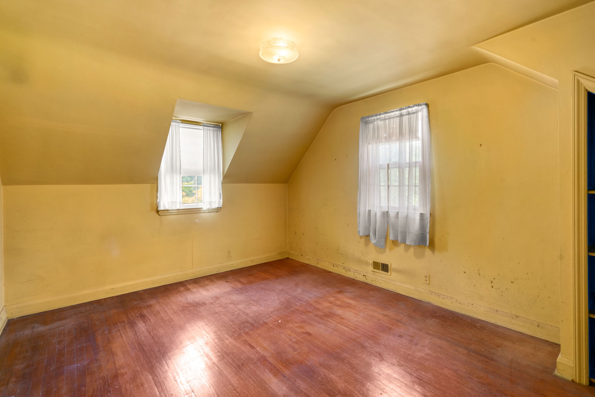26. Upper bedroom