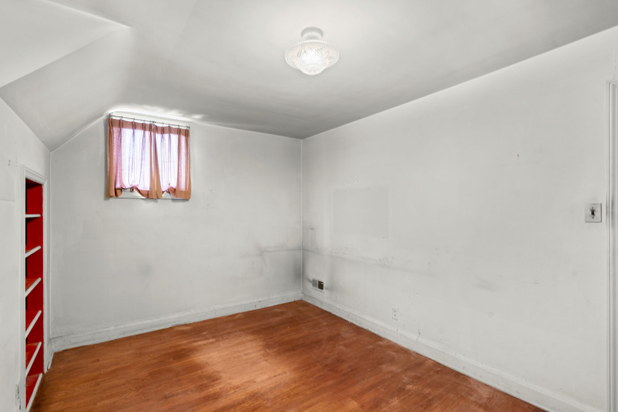 24. Upper bedroom