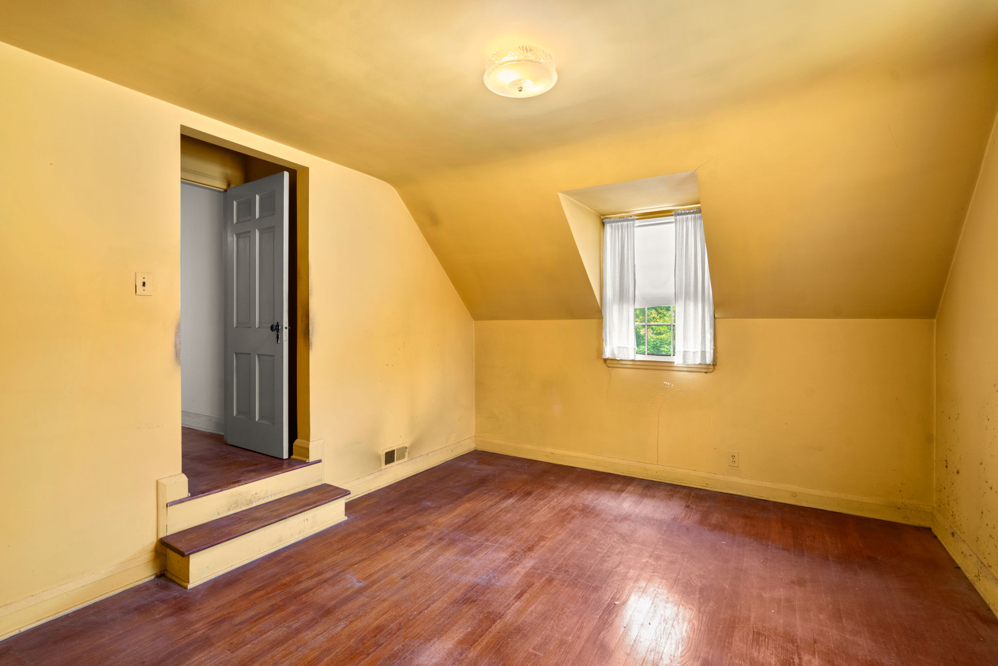 27. Upper bedroom