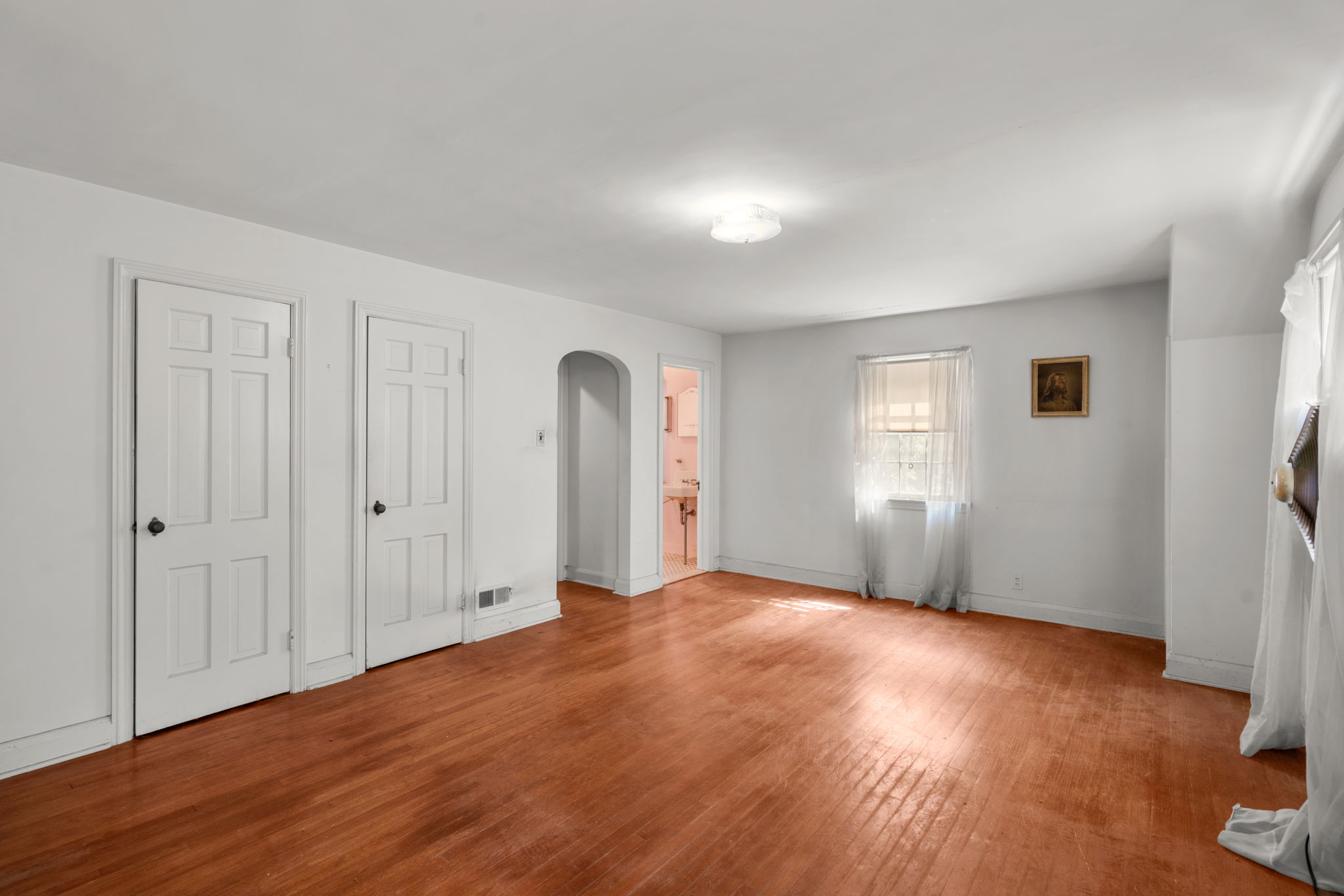 20. Upper bedroom