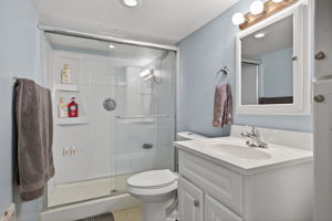 Barn Apartment Full Bathroom