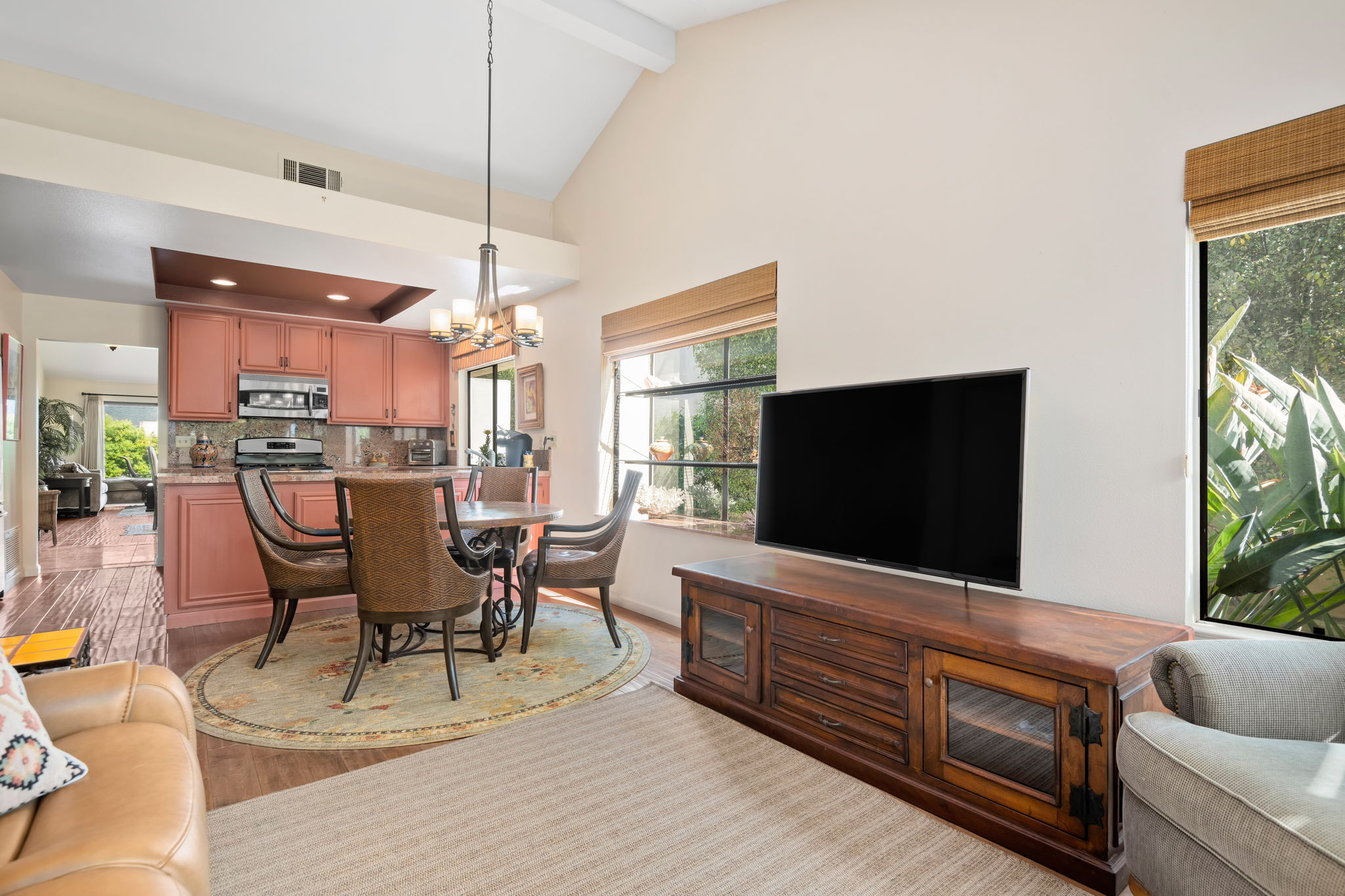 08 - Family Room - Breakfast Area