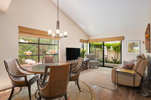07 - Family Room - Breakfast Area