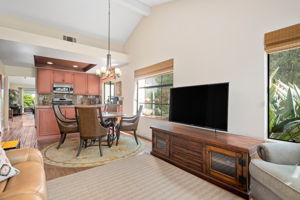 08 - Family Room - Breakfast Area