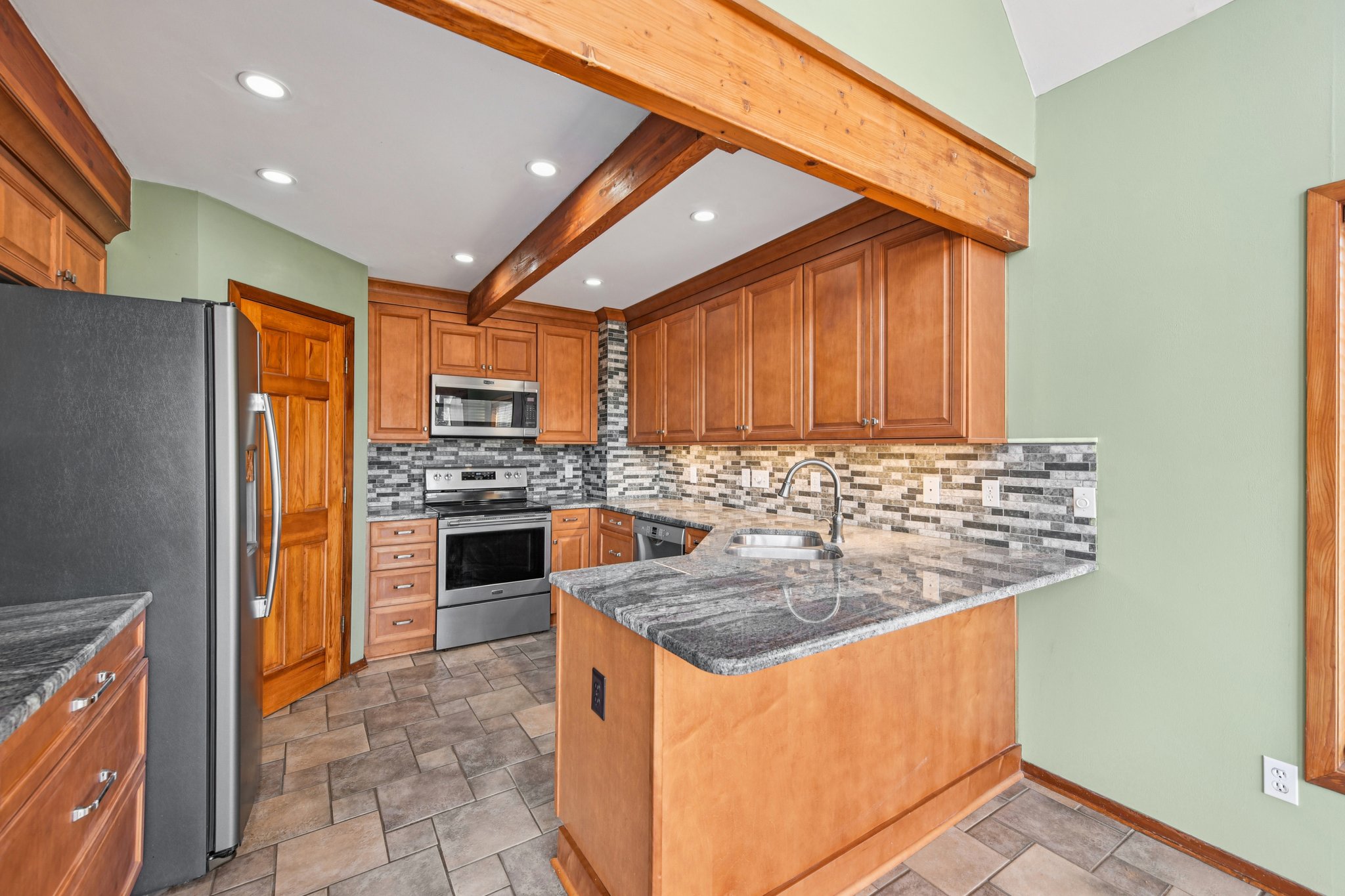 Shade Tree Ln-L0503-012.jpg