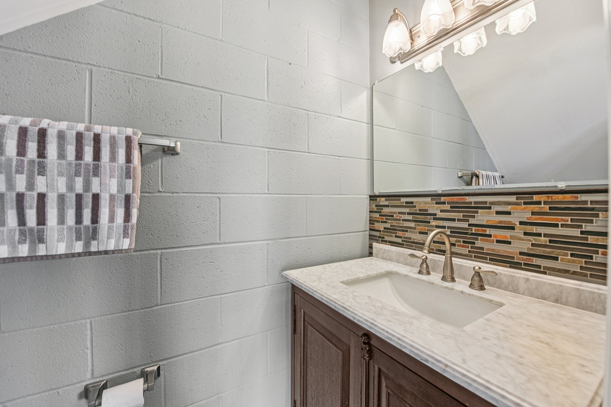 Shade Tree Ln-L0503-030.jpg