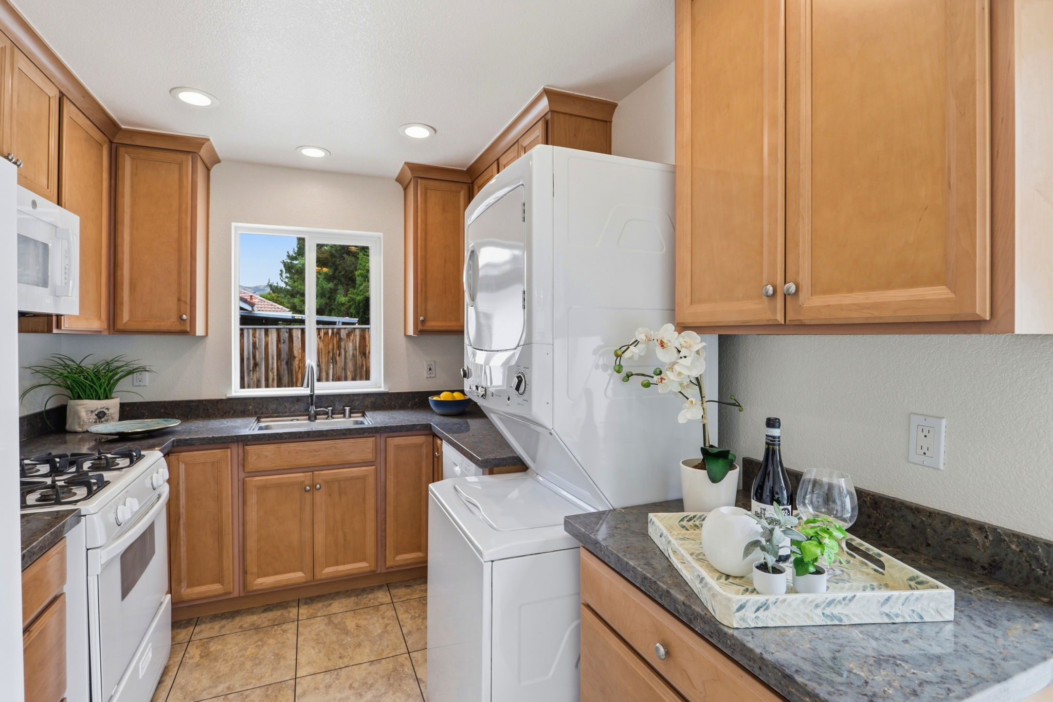 017_F8_6887 Rockton Ave