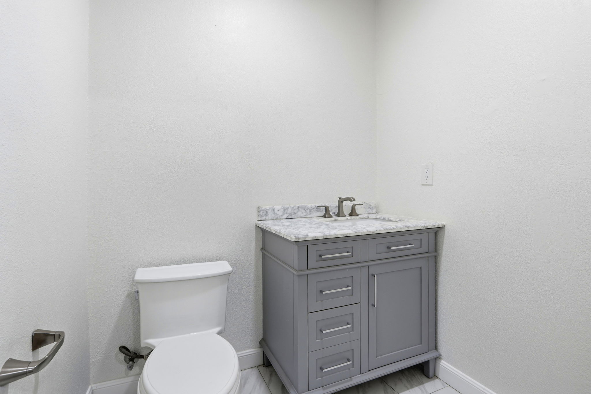 034_F8_6887 Rockton Ave